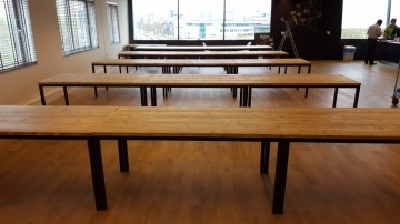 Steigerhouten tafel met dune stalen frame