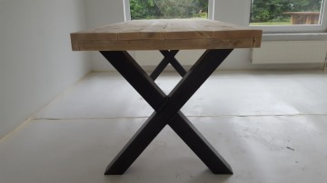 Steigerhouten eettafel met kruispoot