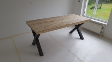 Steigerhouten eettafel met kruispoot