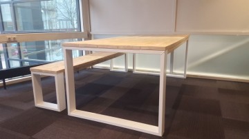 Steigerhouten tafel met stalen poten
