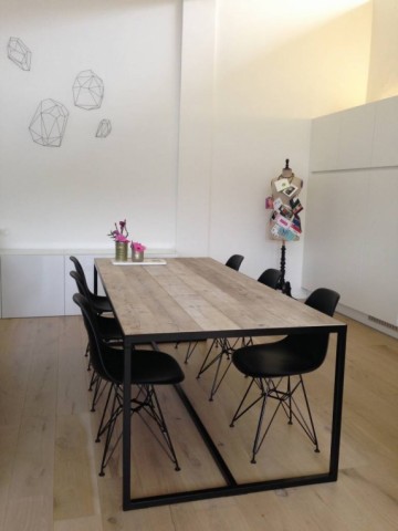 Steigerhouten tafel met dune stalen frame