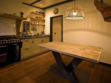 Steigerhouten tafel met stalen poten